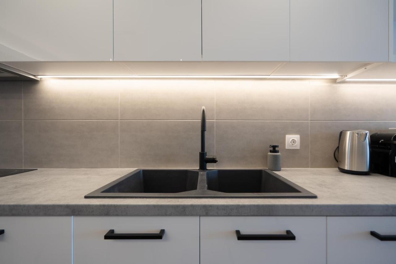 Luxury 4 Bedrooms Apartment Near Flisvos Marina ピレウス エクステリア 写真