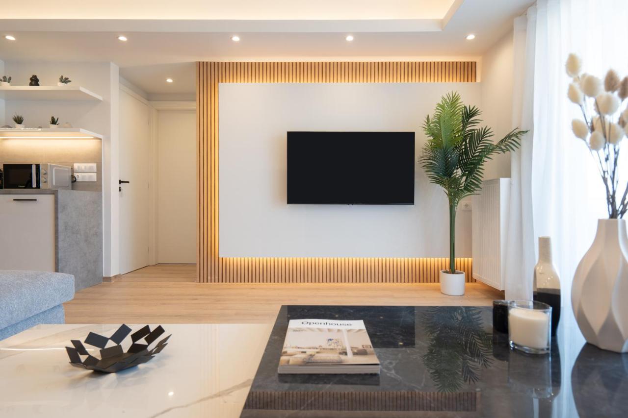 Luxury 4 Bedrooms Apartment Near Flisvos Marina ピレウス エクステリア 写真