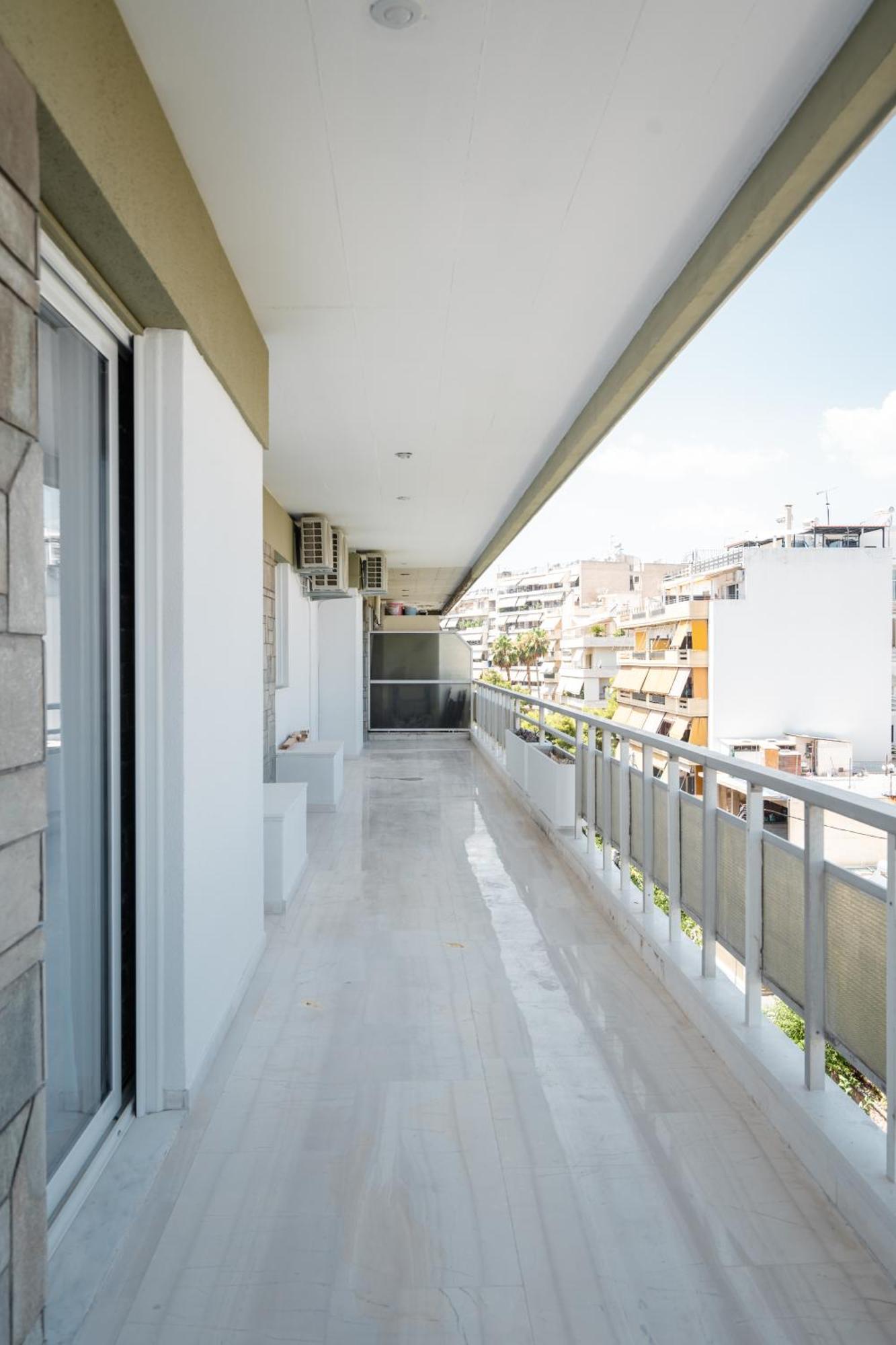 Luxury 4 Bedrooms Apartment Near Flisvos Marina ピレウス エクステリア 写真