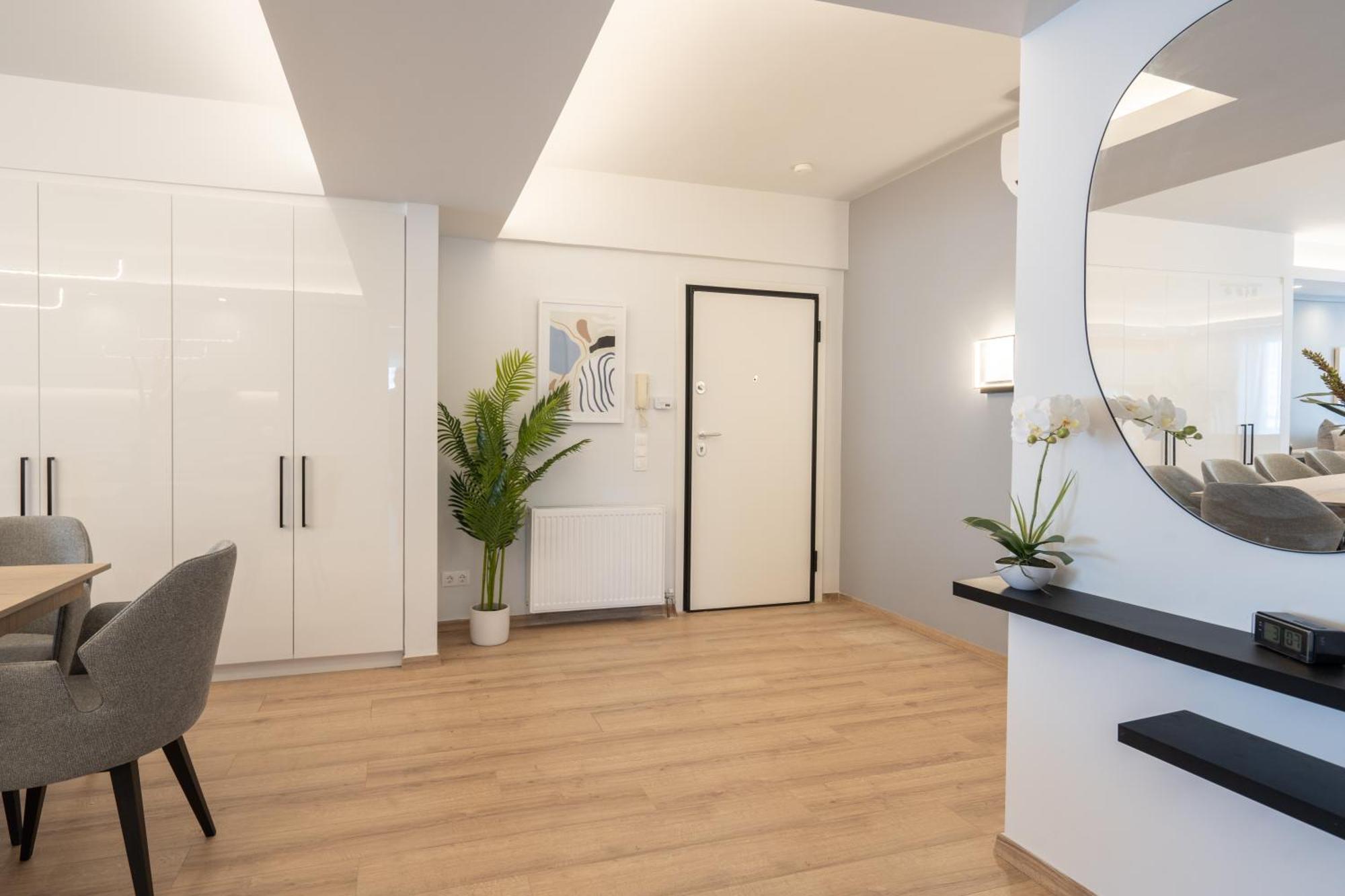 Luxury 4 Bedrooms Apartment Near Flisvos Marina ピレウス エクステリア 写真