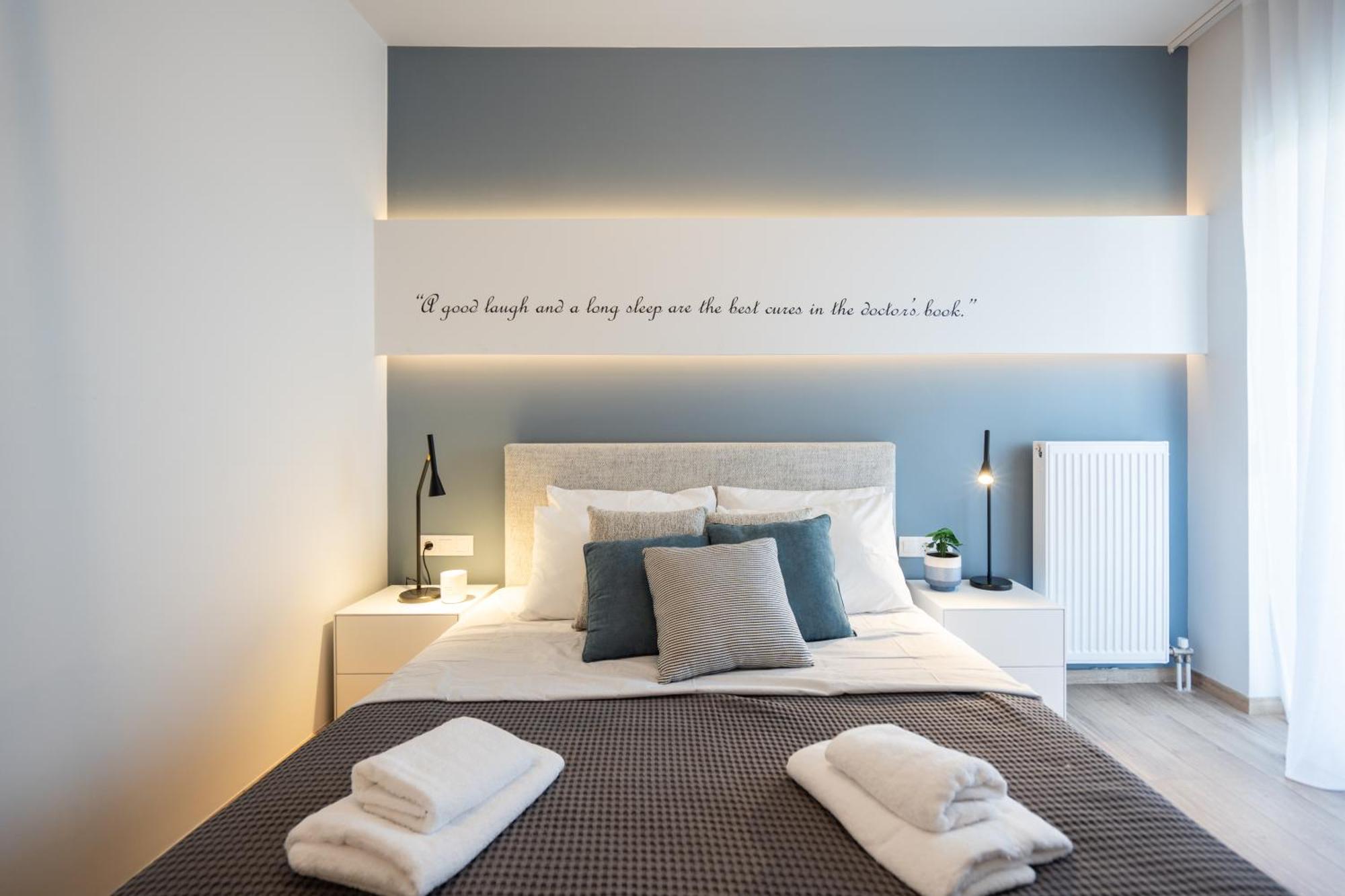 Luxury 4 Bedrooms Apartment Near Flisvos Marina ピレウス エクステリア 写真